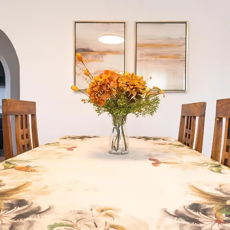 Casa Lantana: With Private Pool Vakantiehuis